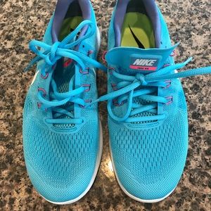 Size 8 women’s Nike free RN